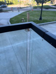 Commercial glass railing cap corner