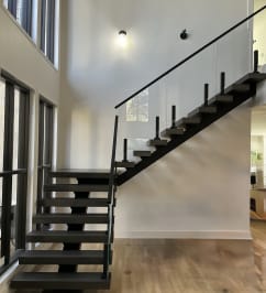 FLIGHT Mono 90 stair with glass railing