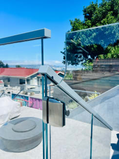 Glass talon and top rail detail