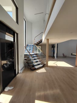 Floating stair with glass