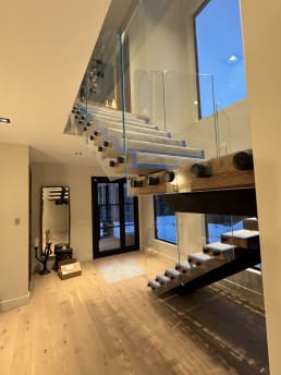 Floating stair with standoff glass
