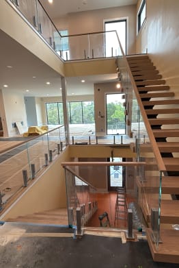Floating stair with glass