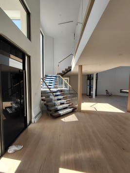 Floating stair with glass