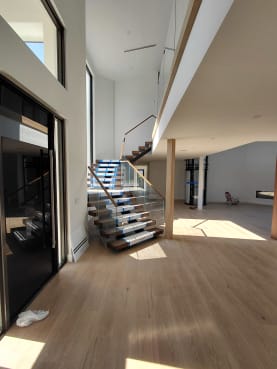 Floating stair with glass