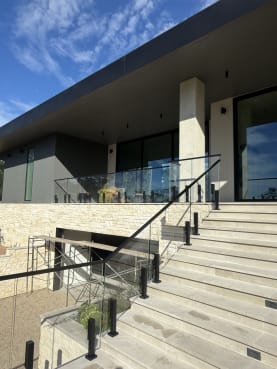 Talon glass exterior stair