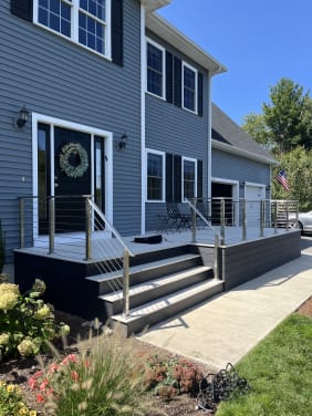 Cable railing porch with steps