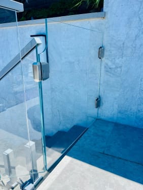 Frameless glass gate