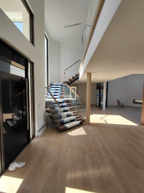 Floating stair with glass