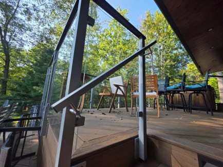 Glass railing deck corner