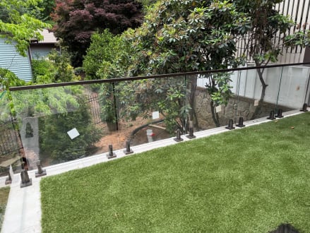 Bronze talon glass above turf