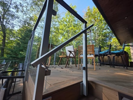 Glass railing deck corner