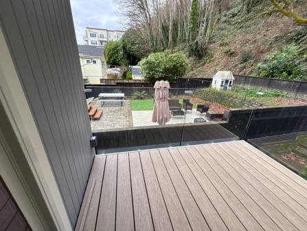 Glass deck railing over backyard
