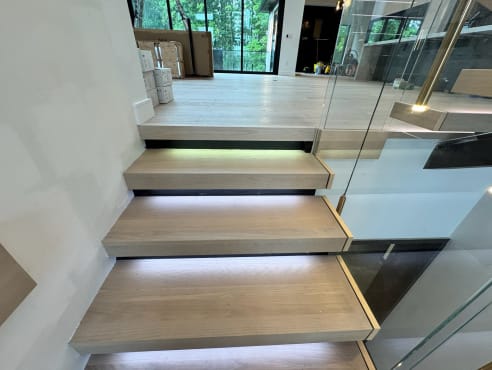 Thick-nose treads with LED and glass railing